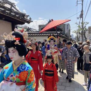 「花祭り 夕霧太夫行列」が開催されました