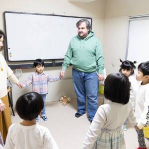 「英会話スクール エコーリンガル」代表のさかぐちあきこさん。45周年を迎えて。